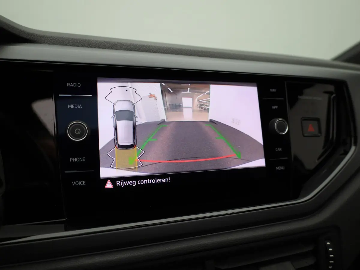 1.0 TSI R-Line | 95 PK | Apple Carplay / Android Auto | Adaptieve Cruise Control | Parkeercamera | Stoelverwarming | Navigatie | Panoramaschuif-kanteldak |
