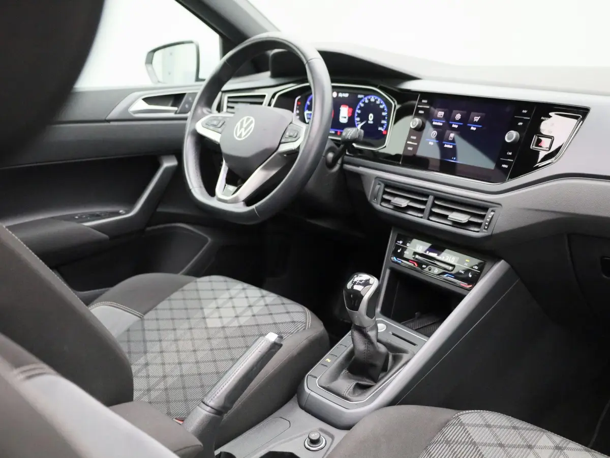 1.0 TSI R-Line | 95 PK | Apple Carplay / Android Auto | Adaptieve Cruise Control | Parkeercamera | Stoelverwarming | Navigatie | Panoramaschuif-kanteldak |
