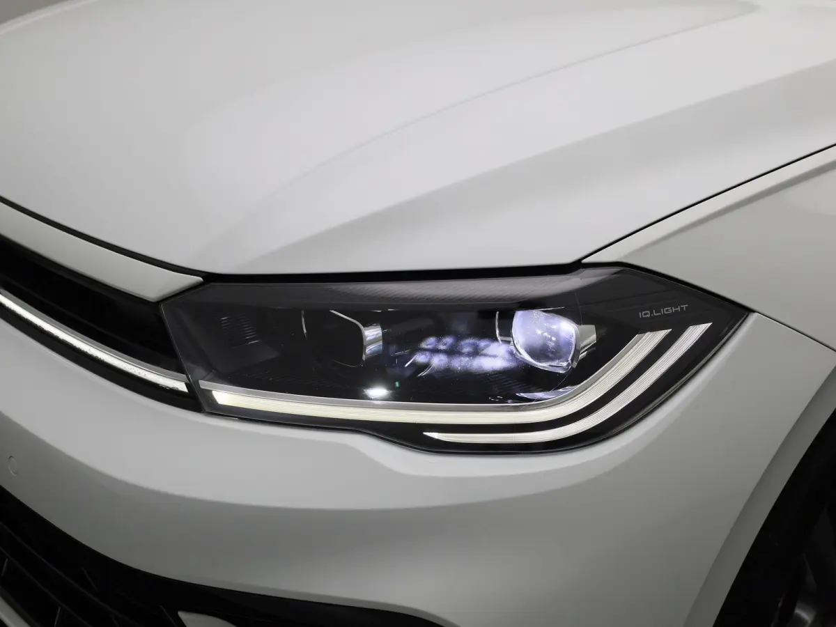 1.0 TSI R-Line | 95 PK | Apple Carplay / Android Auto | Adaptieve Cruise Control | Parkeercamera | Stoelverwarming | Navigatie | Panoramaschuif-kanteldak |
