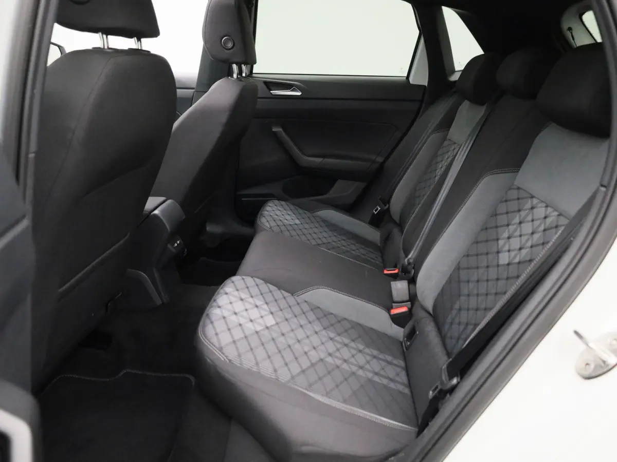 1.0 TSI R-Line | 95 PK | Apple Carplay / Android Auto | Adaptieve Cruise Control | Parkeercamera | Stoelverwarming | Navigatie | Panoramaschuif-kanteldak |
