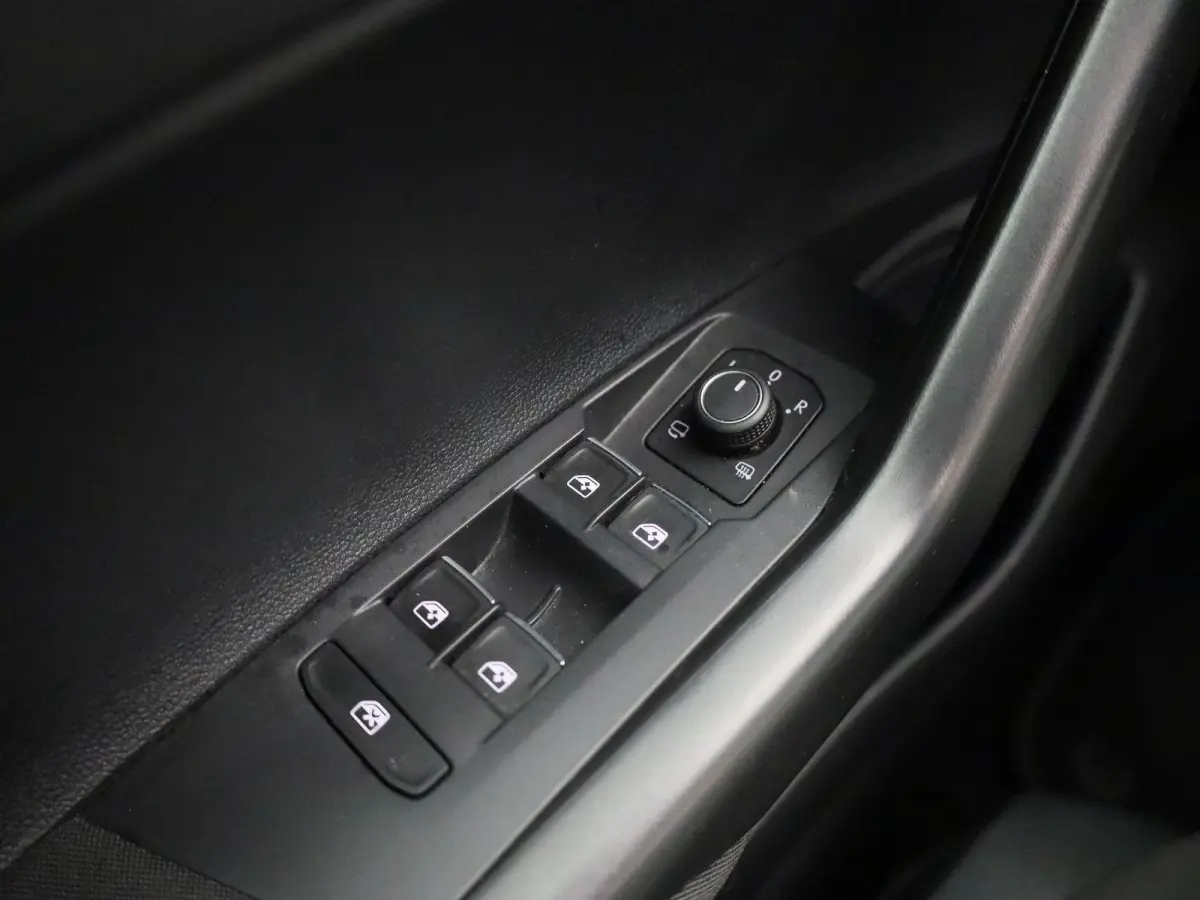 1.0 TSI R-Line | 95 PK | Apple Carplay / Android Auto | Adaptieve Cruise Control | Parkeercamera | Stoelverwarming | Navigatie | Panoramaschuif-kanteldak |