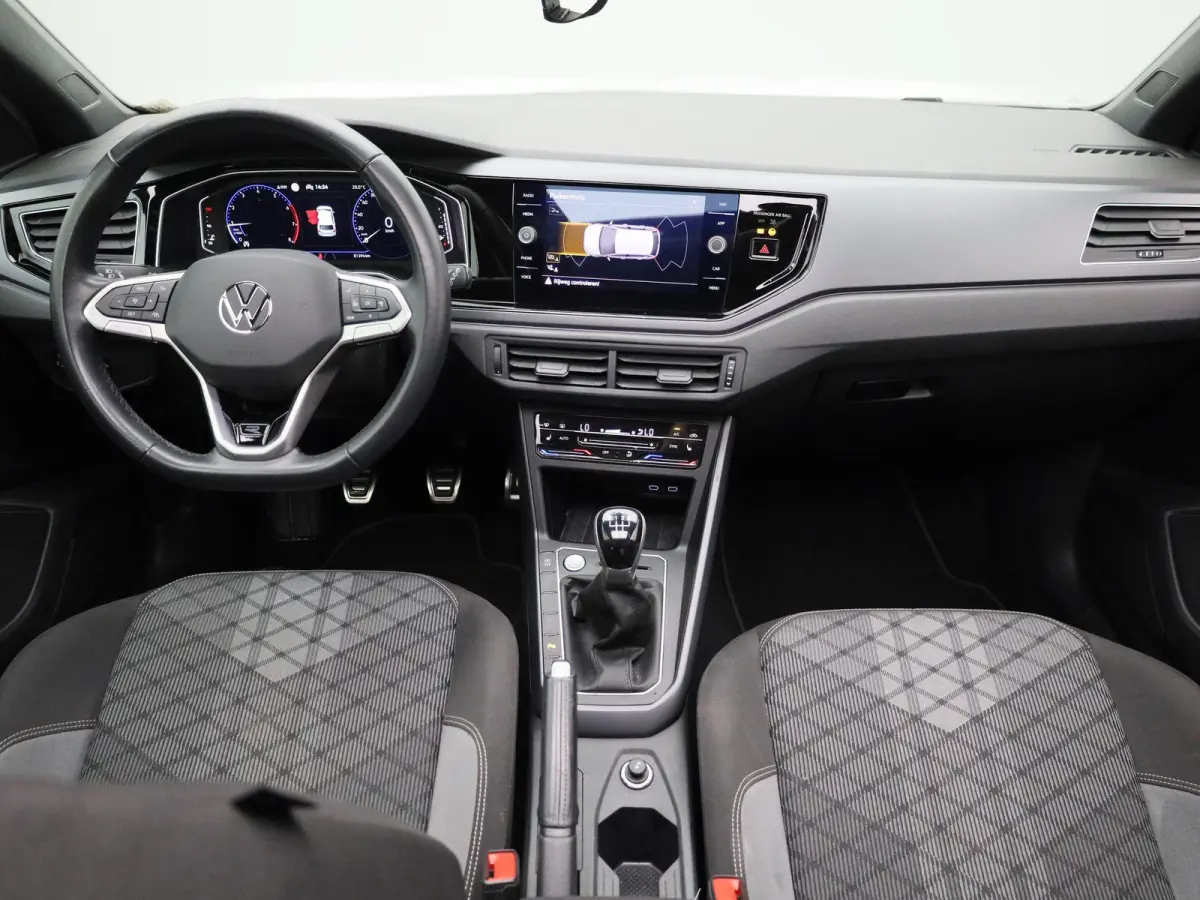 1.0 TSI R-Line | 95 PK | Apple Carplay / Android Auto | Adaptieve Cruise Control | Parkeercamera | Stoelverwarming | Navigatie | Panoramaschuif-kanteldak |