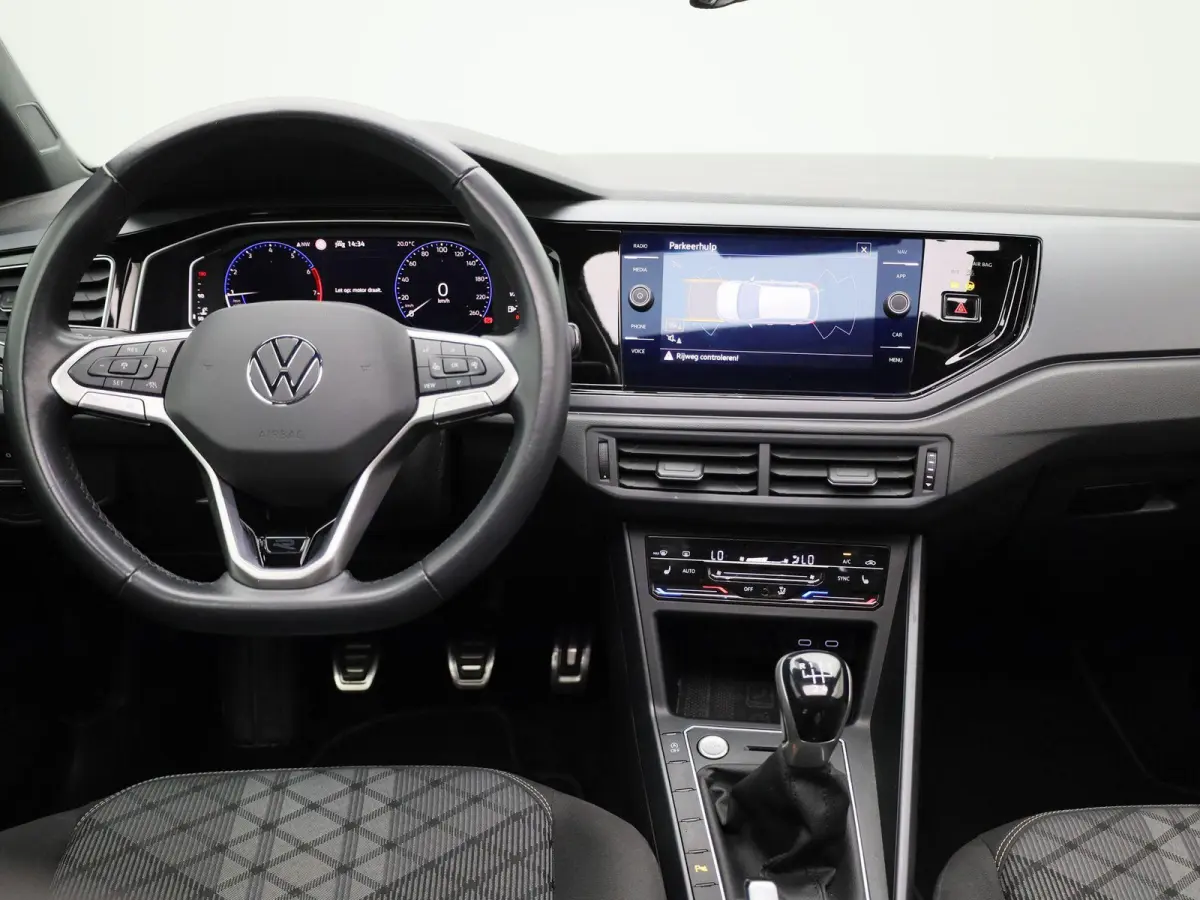 1.0 TSI R-Line | 95 PK | Apple Carplay / Android Auto | Adaptieve Cruise Control | Parkeercamera | Stoelverwarming | Navigatie | Panoramaschuif-kanteldak |