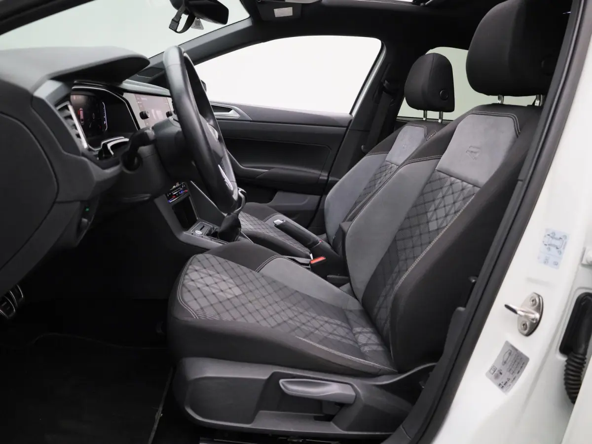 1.0 TSI R-Line | 95 PK | Apple Carplay / Android Auto | Adaptieve Cruise Control | Parkeercamera | Stoelverwarming | Navigatie | Panoramaschuif-kanteldak |