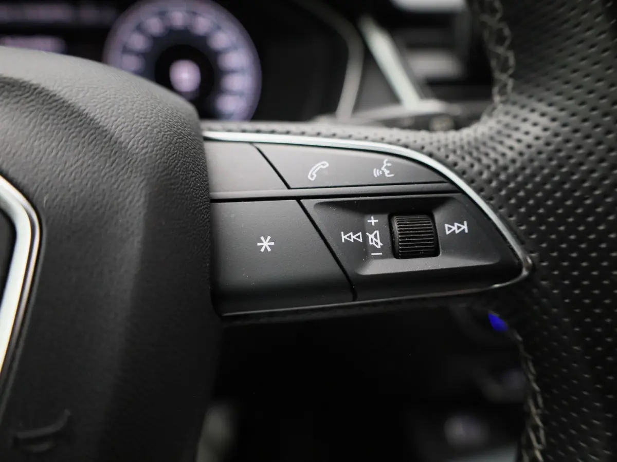 50 TFSI e S edition | S-line | Vlak Stuur | Automaat | LMV | Half Leder | Camera | Trekhaak | Virtual cockpit | Climate control | Stoel verwarming | Navigatie | DAB |