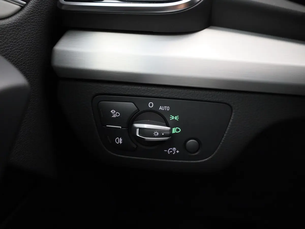 50 TFSI e S edition | S-line | Vlak Stuur | Automaat | LMV | Half Leder | Camera | Trekhaak | Virtual cockpit | Climate control | Stoel verwarming | Navigatie | DAB |