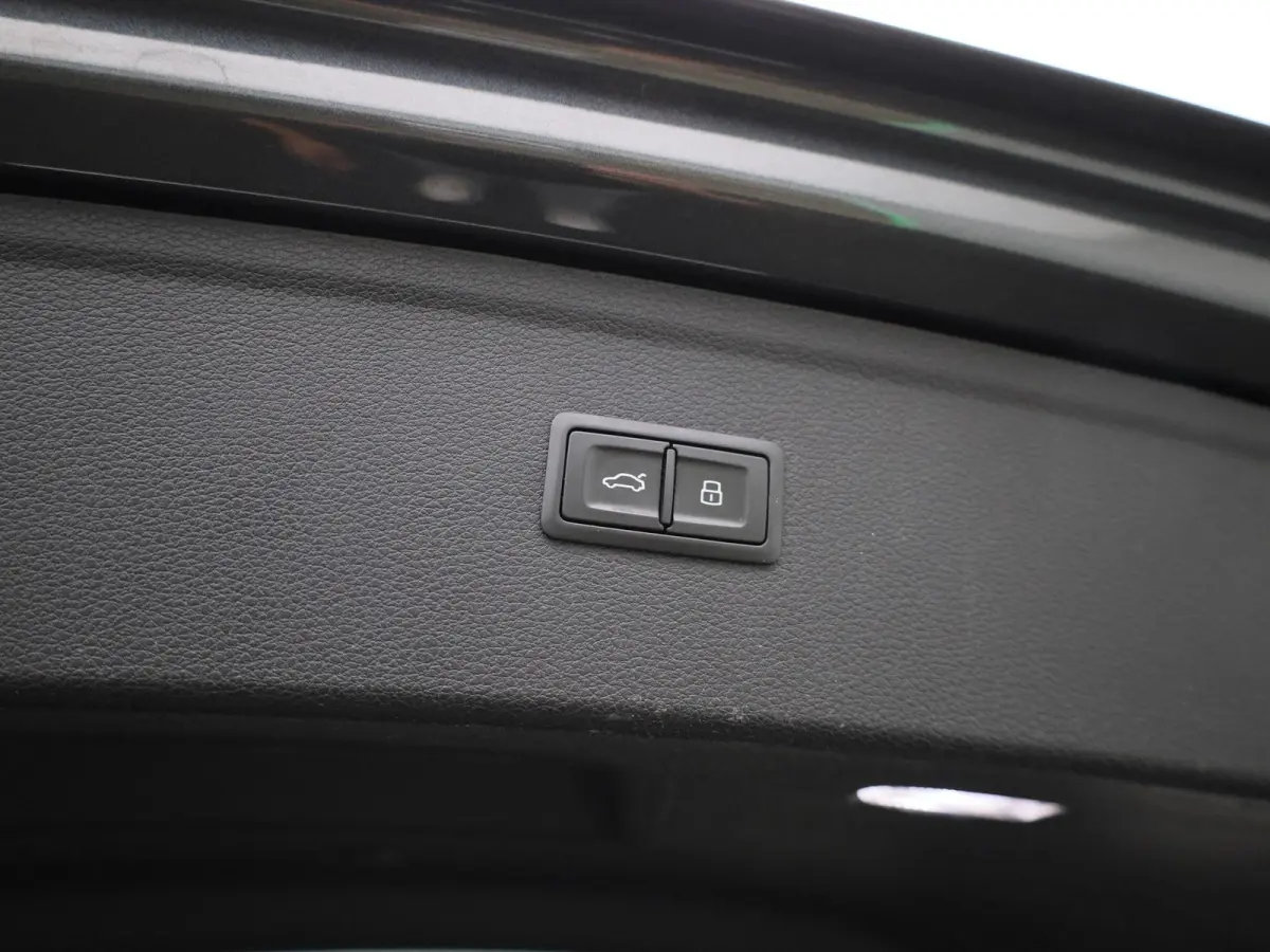 50 TFSI e S edition | S-line | Vlak Stuur | Automaat | LMV | Half Leder | Camera | Trekhaak | Virtual cockpit | Climate control | Stoel verwarming | Navigatie | DAB |