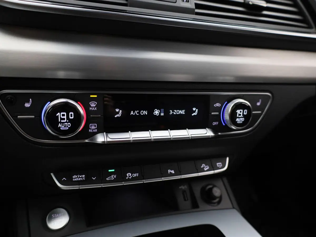 50 TFSI e S edition | S-line | Vlak Stuur | Automaat | LMV | Half Leder | Camera | Trekhaak | Virtual cockpit | Climate control | Stoel verwarming | Navigatie | DAB |