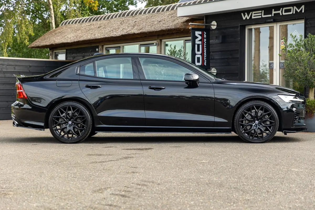 2.0 Recharge T6 AWD R-Design 20inch Maxton Black edition R-design