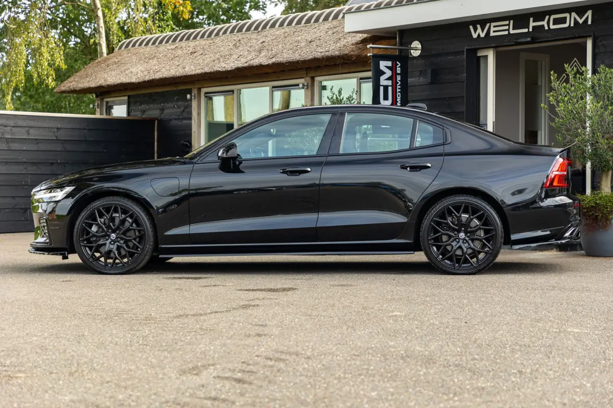 2.0 Recharge T6 AWD R-Design 20inch Maxton Black edition R-design