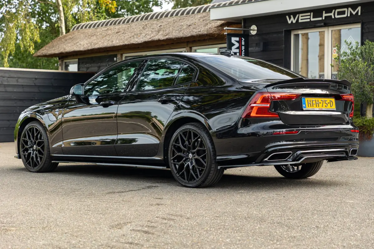 2.0 Recharge T6 AWD R-Design 20inch Maxton Black edition R-design