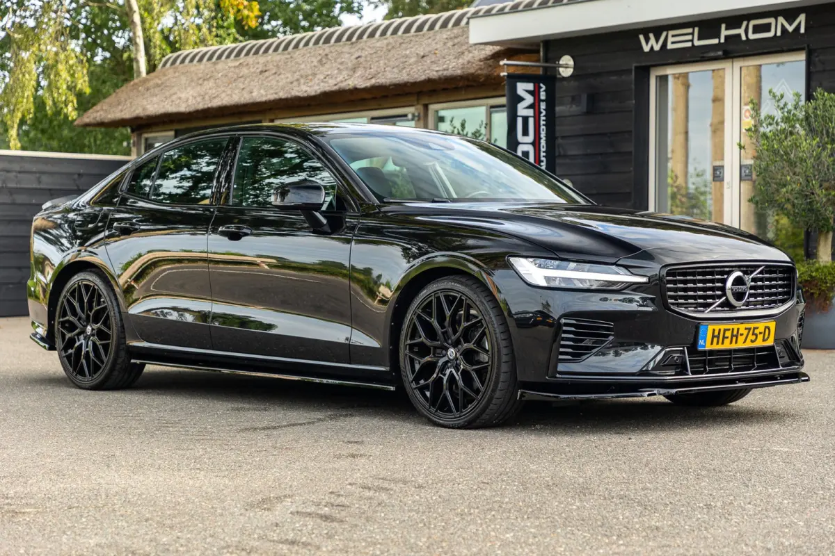 2.0 Recharge T6 AWD R-Design 20inch Maxton Black edition R-design