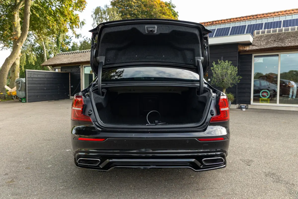 2.0 Recharge T6 AWD R-Design 20inch Maxton Black edition R-design