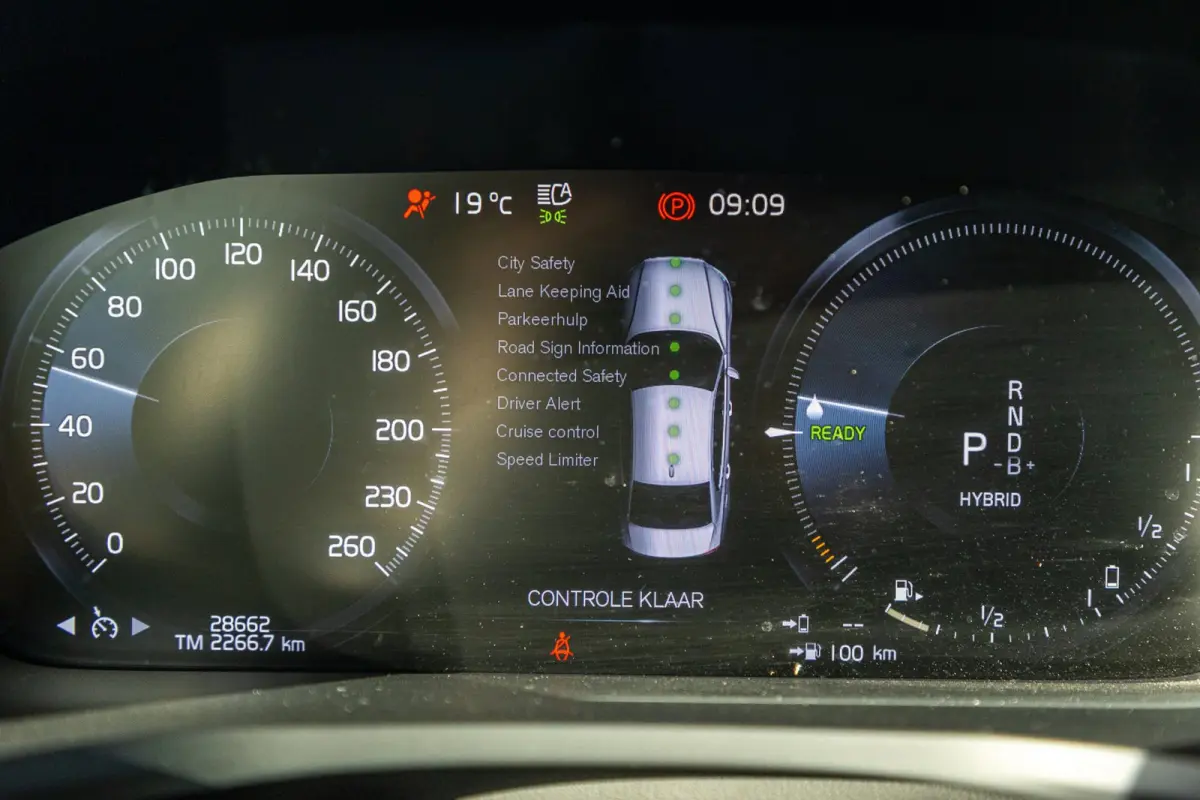 2.0 Recharge T6 AWD R-Design 20inch Maxton Black edition R-design