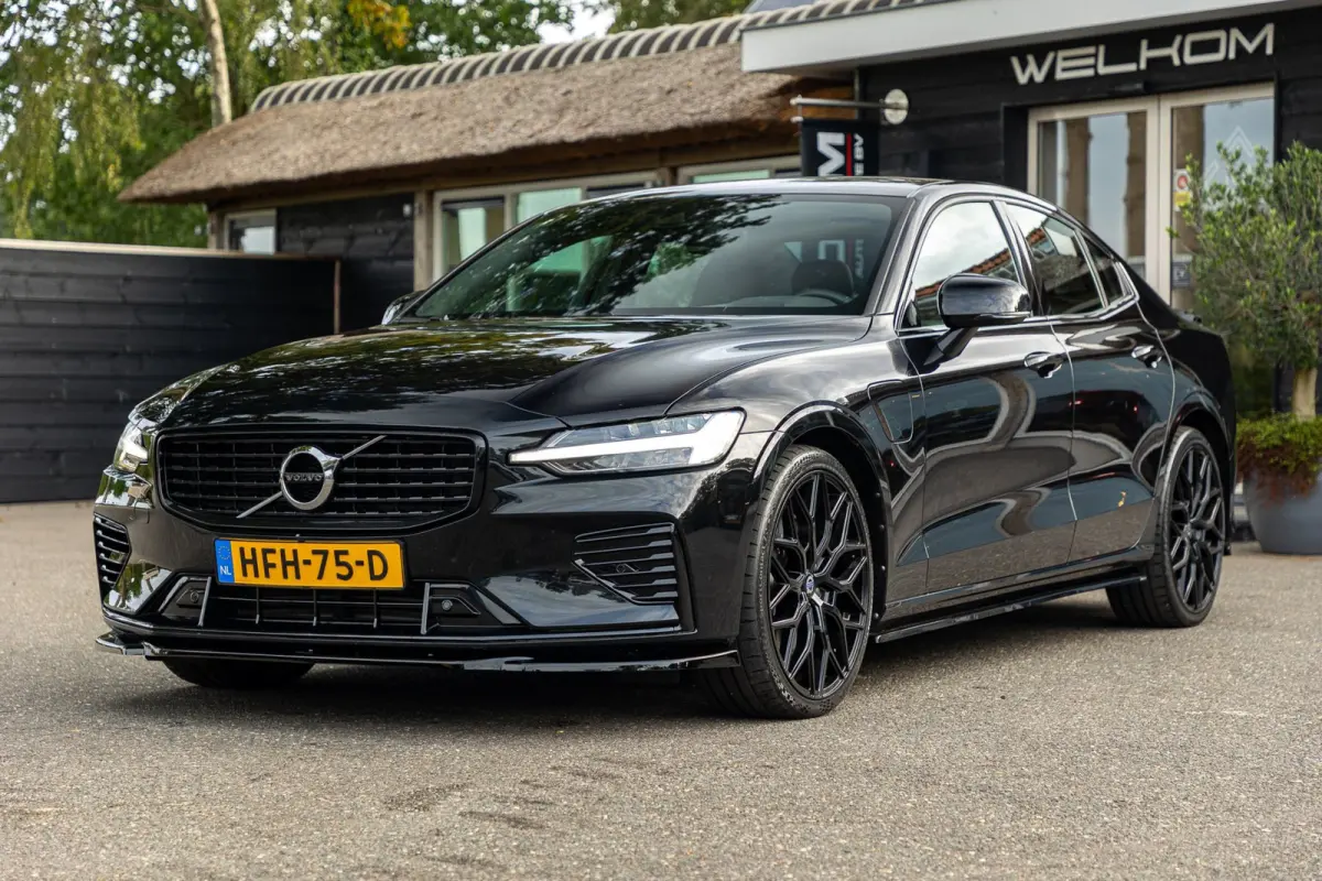 2.0 Recharge T6 AWD R-Design 20inch Maxton Black edition R-design
