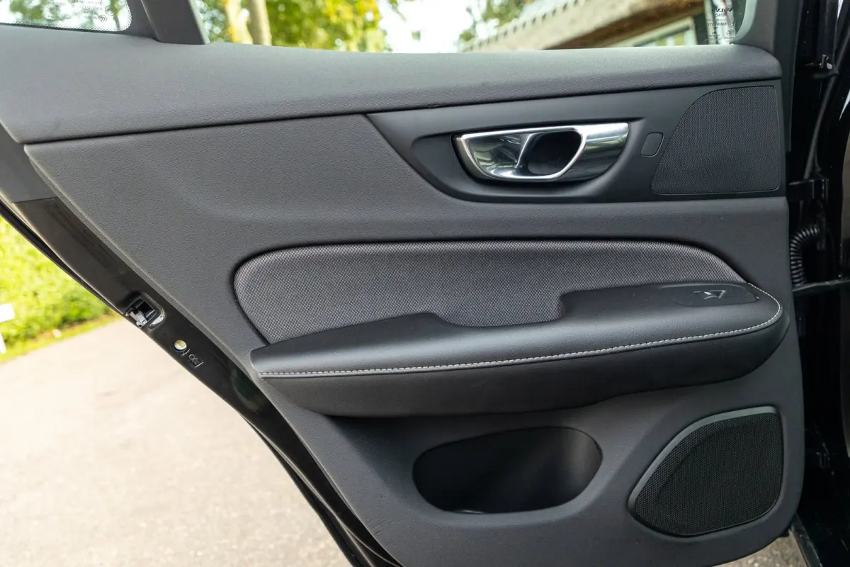 2.0 Recharge T6 AWD R-Design 20inch Maxton Black edition R-design