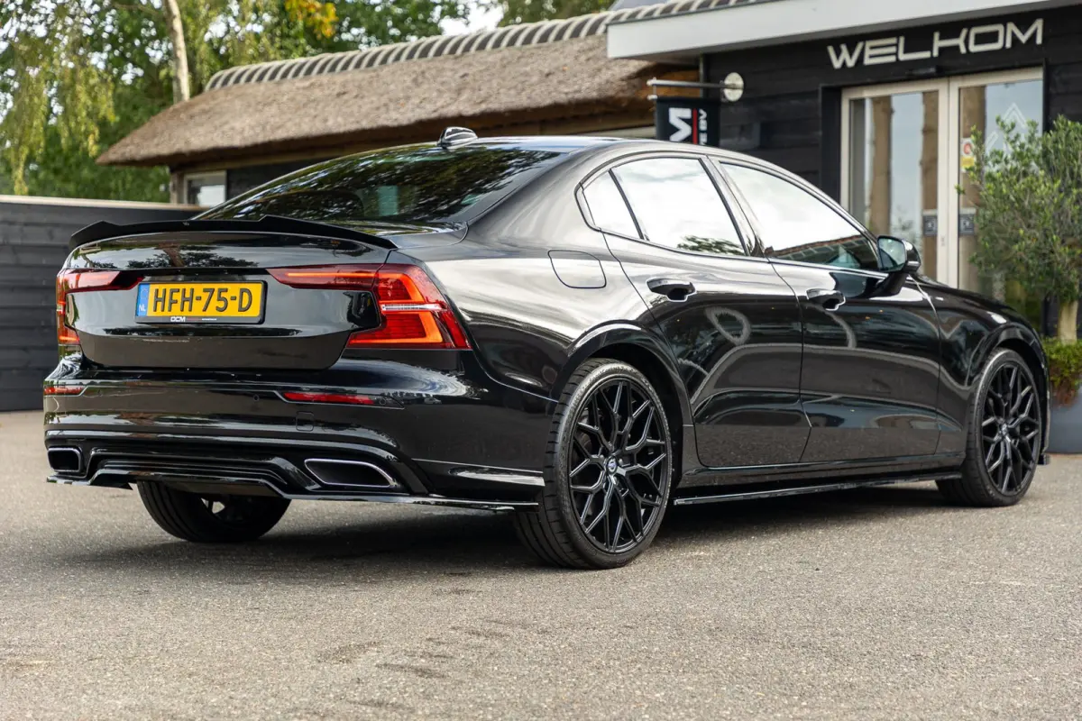 2.0 Recharge T6 AWD R-Design 20inch Maxton Black edition R-design
