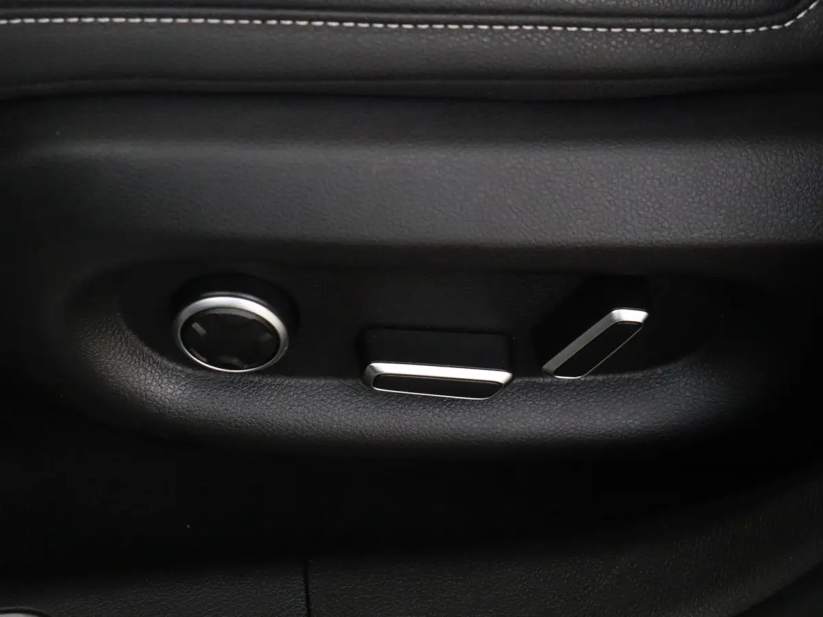 Pro+ / Stoelverwarming / 360Graden-Camera / Elektrisch-verstelbare stoelen / Apple-Android auto  /