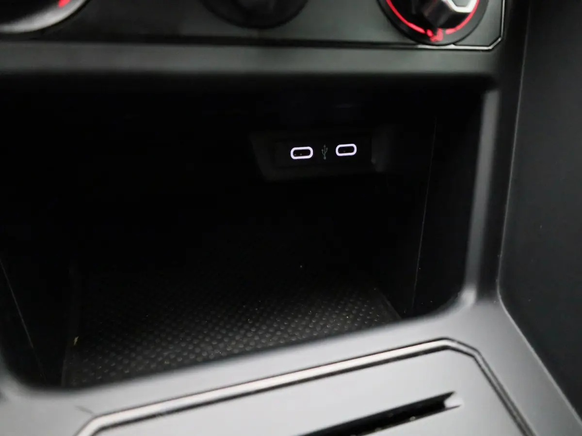 1.0 TSI R-Line Edition | 95 PK | Carplay / Android Auto | Airco | Parkeersensoren | Parkeercamera |