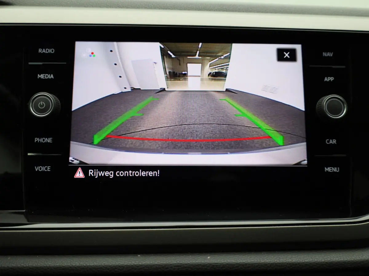 1.0 TSI R-Line Edition | 95 PK | Carplay / Android Auto | Airco | Parkeersensoren | Parkeercamera |