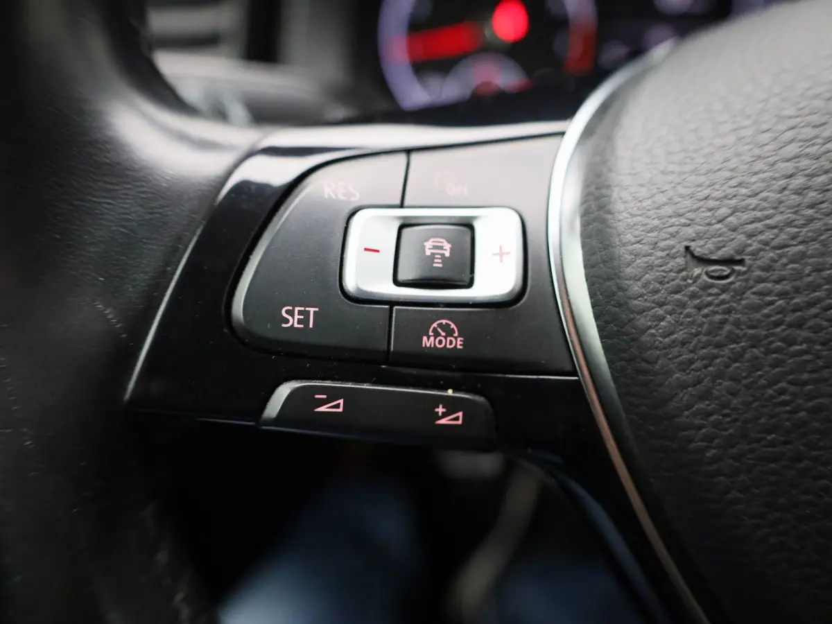 1.0 TSI R-Line Edition | 95 PK | Carplay / Android Auto | Airco | Parkeersensoren | Parkeercamera |
