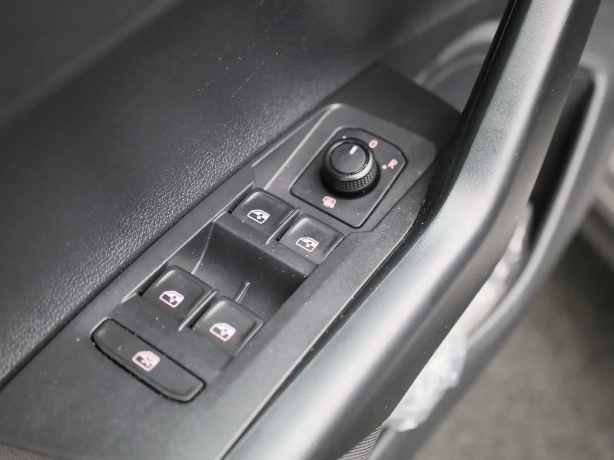 1.0 TSI R-Line Edition | 95 PK | Carplay / Android Auto | Airco | Parkeersensoren | Parkeercamera |