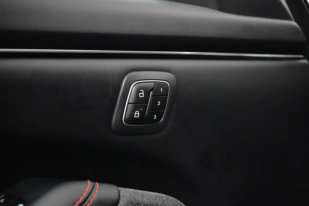 Extended Range AWD 98KWh 351pk | Afn. Trekhaak | Panoramadak | B&O Audio | Matrix Led | Full Options