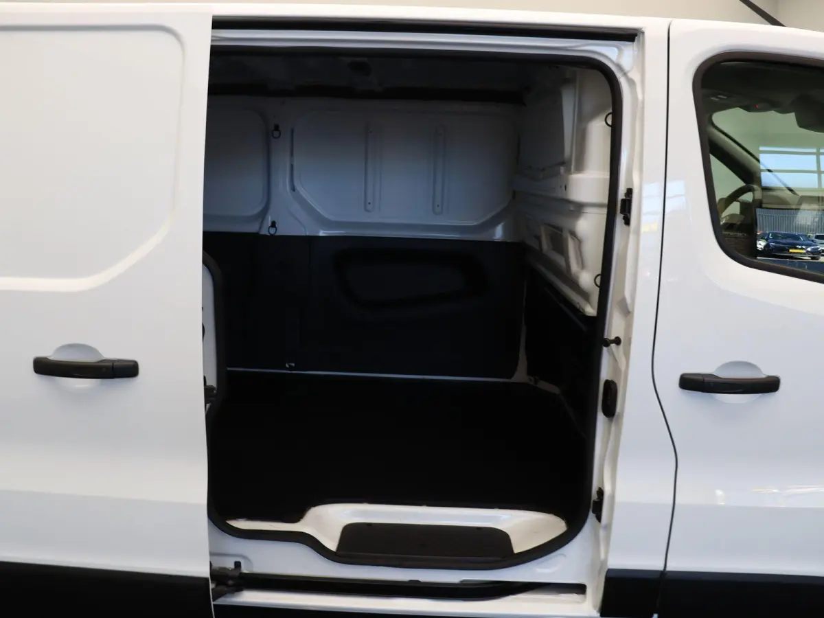 2.0 dCi 110pk T30 L2H1 Comfort | Parkeersensoren | Laadruimtebetimmering | Vierseizoensbanden | Navigatie |