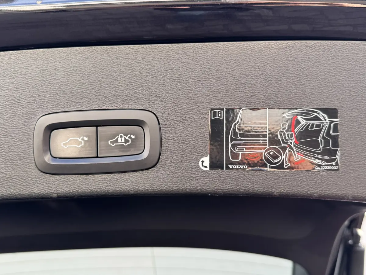 2.0 T4 R-Design Automaat Pano Trekhaak Camera Adaptive Cruise Leder Carplay Harman/Kardon All-Season banden