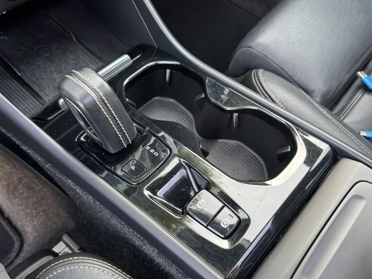 2.0 T4 R-Design Automaat Pano Trekhaak Camera Adaptive Cruise Leder Carplay Harman/Kardon All-Season banden