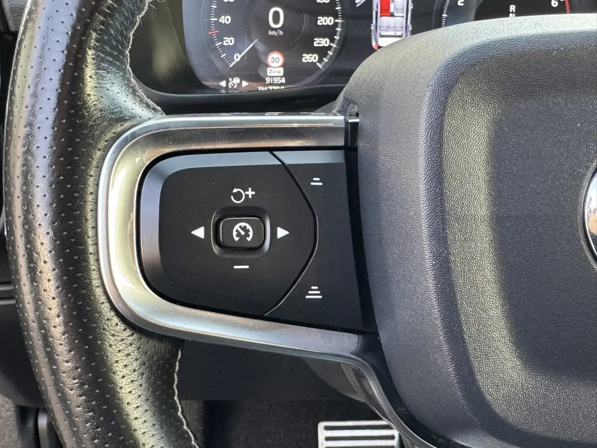 2.0 T4 R-Design Automaat Pano Trekhaak Camera Adaptive Cruise Leder Carplay Harman/Kardon All-Season banden