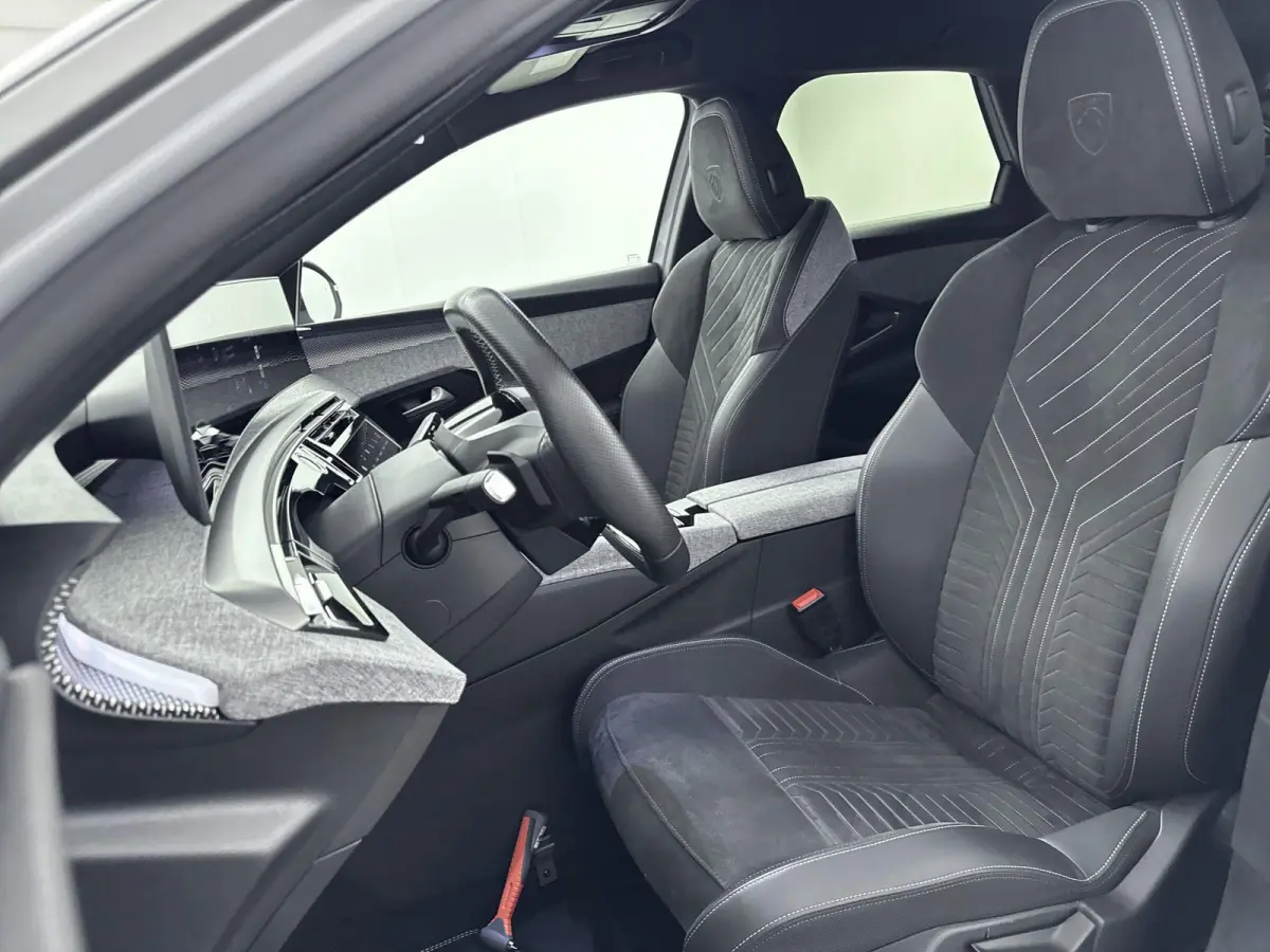 1.2 Hybrid 136 GT | Alcantara bekleding | Navigatie | Adaptieve cruise control | Camera |