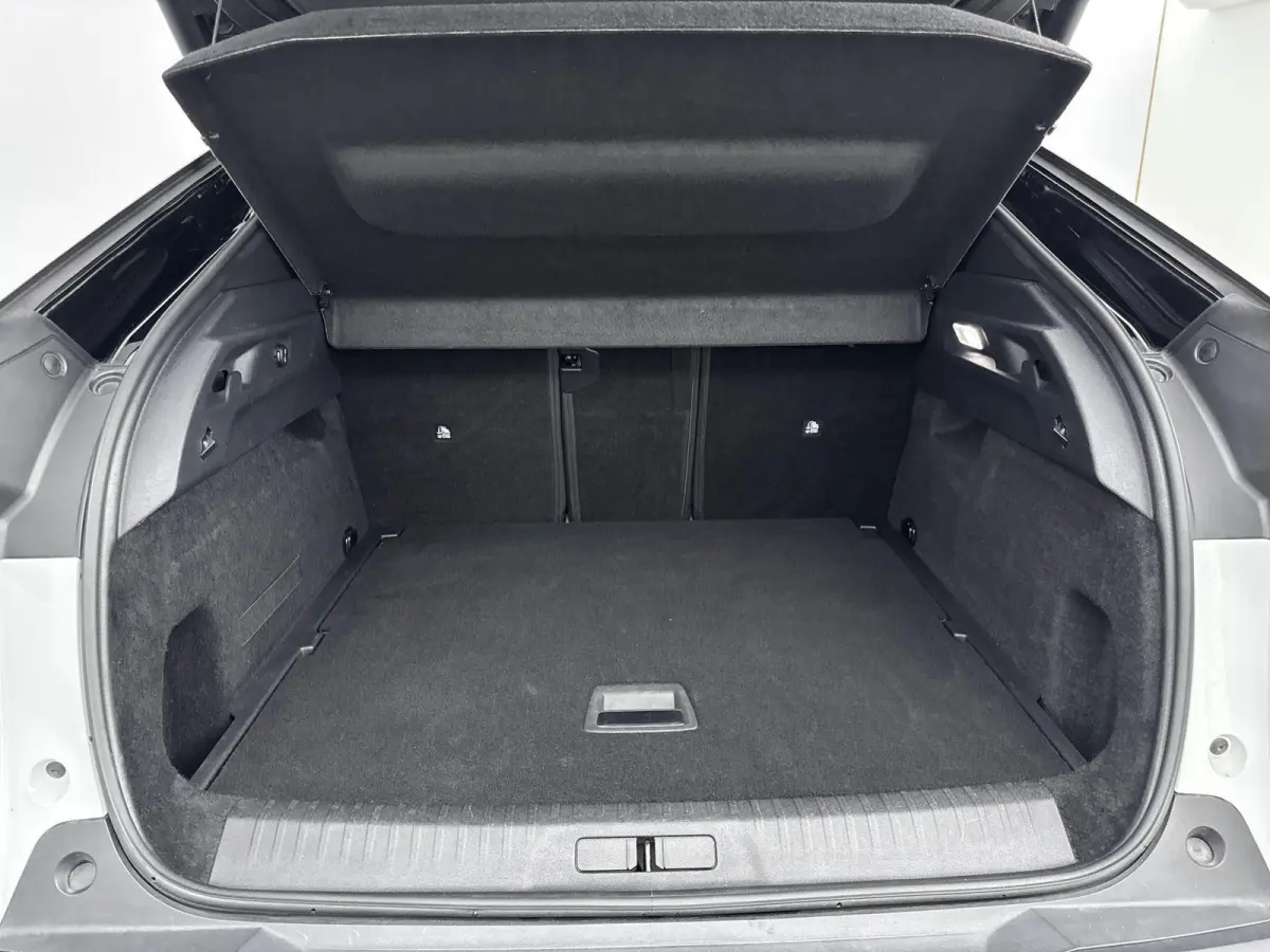 1.2 Hybrid 136 GT | Alcantara bekleding | Navigatie | Adaptieve cruise control | Camera |