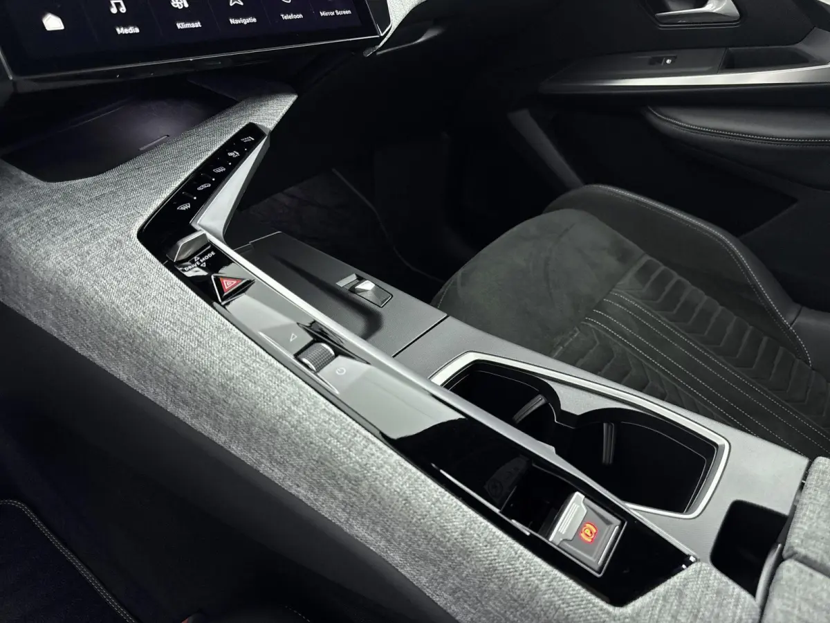 1.2 Hybrid 136 GT | Alcantara bekleding | Navigatie | Adaptieve cruise control | Camera |