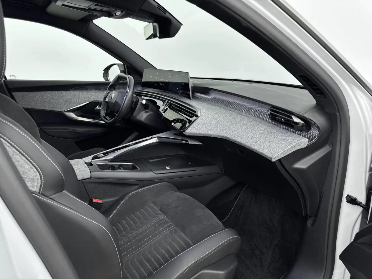 1.2 Hybrid 136 GT | Alcantara bekleding | Navigatie | Adaptieve cruise control | Camera |