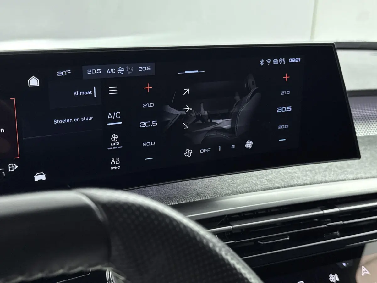 1.2 Hybrid 136 GT | Alcantara bekleding | Navigatie | Adaptieve cruise control | Camera |