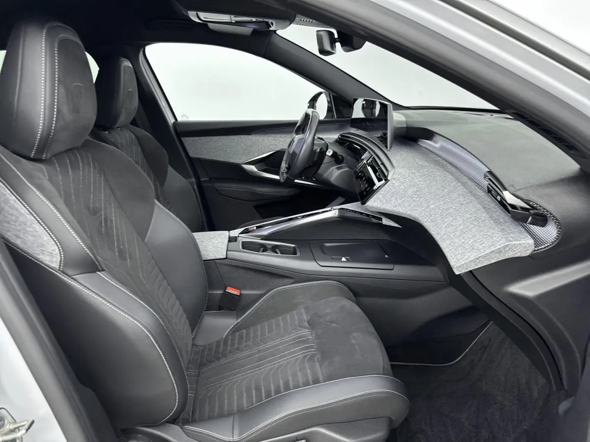 1.2 Hybrid 136 GT | Alcantara bekleding | Navigatie | Adaptieve cruise control | Camera |