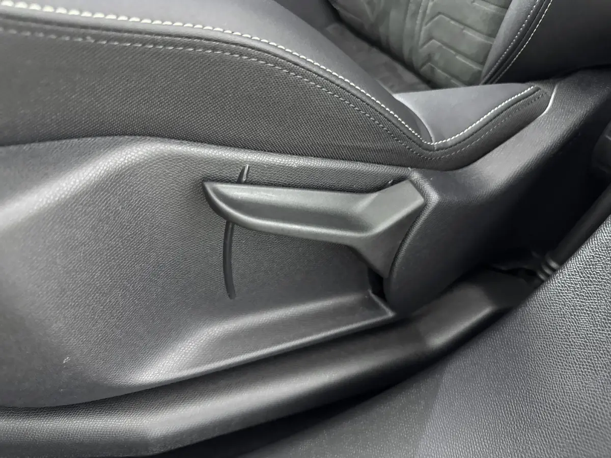 1.2 Hybrid 136 GT | Alcantara bekleding | Navigatie | Adaptieve cruise control | Camera |