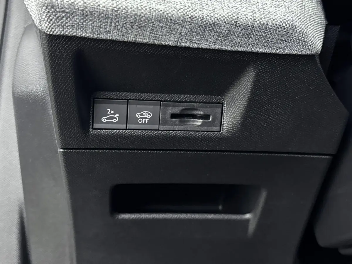 1.2 Hybrid 136 GT | Alcantara bekleding | Navigatie | Adaptieve cruise control | Camera |