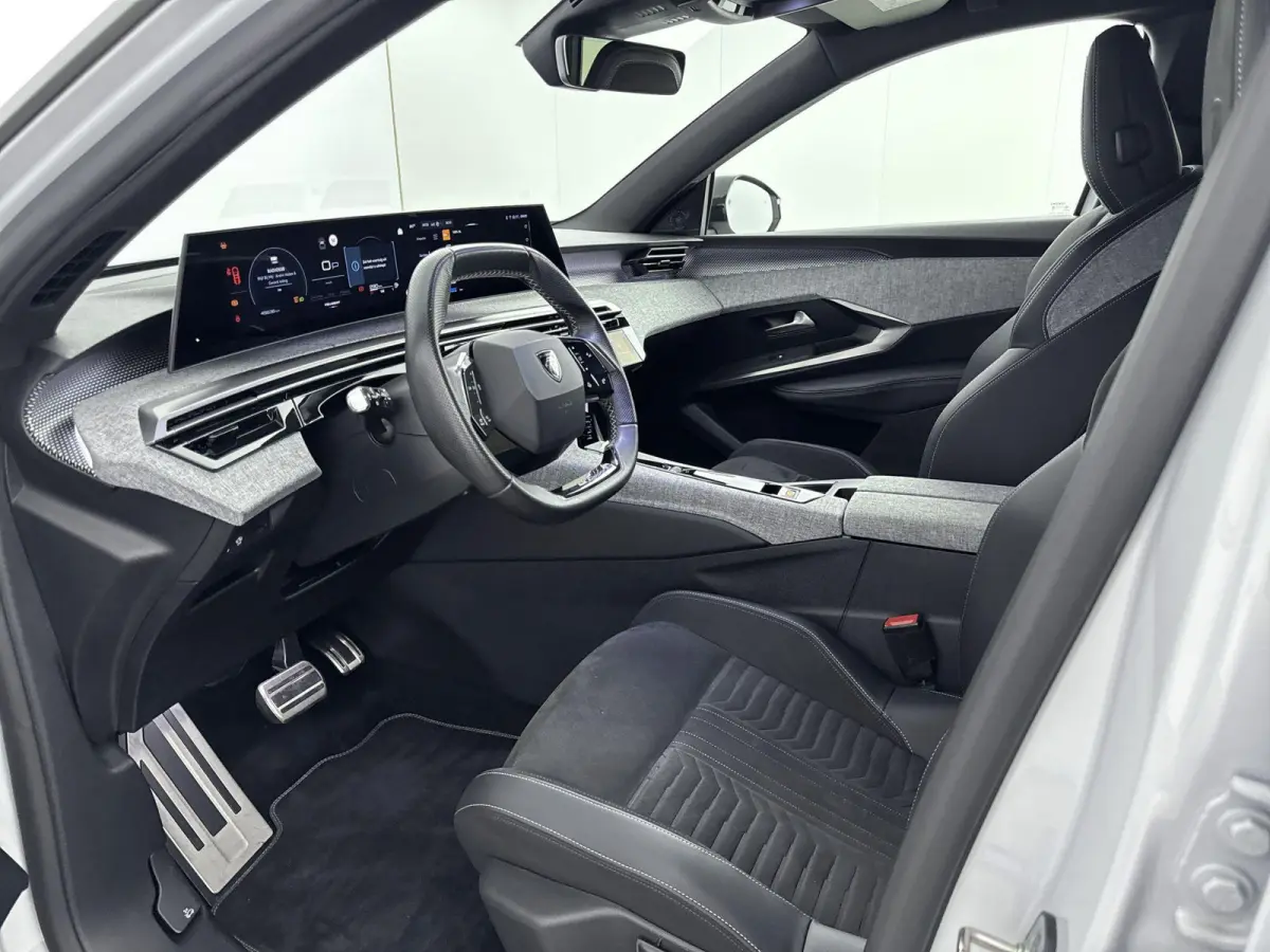 1.2 Hybrid 136 GT | Alcantara bekleding | Navigatie | Adaptieve cruise control | Camera |