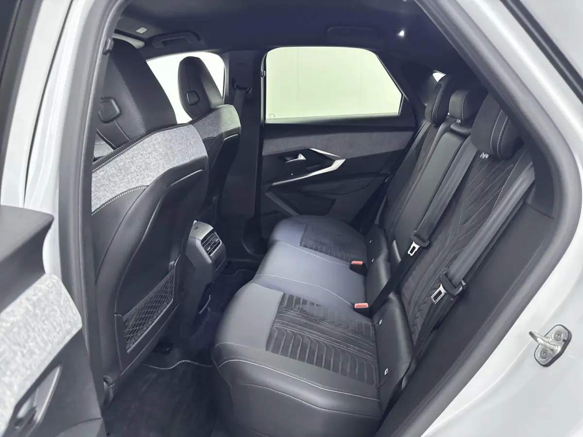 1.2 Hybrid 136 GT | Alcantara bekleding | Navigatie | Adaptieve cruise control | Camera |
