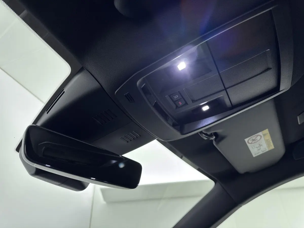 1.2 Hybrid 136 GT | Alcantara bekleding | Navigatie | Adaptieve cruise control | Camera |