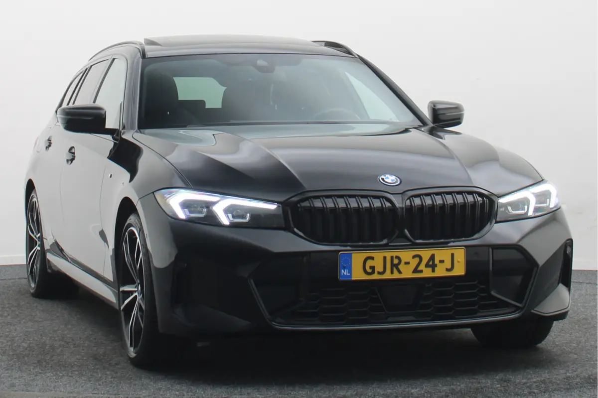 320e Leer, Panoramadak, ACC, Camera, Verwarmd Stuurwiel, LED, Apple Carplay, 19''