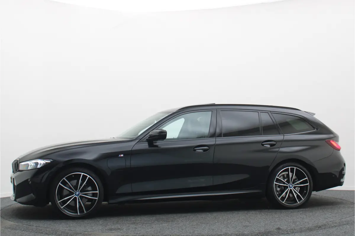 320e Leer, Panoramadak, ACC, Camera, Verwarmd Stuurwiel, LED, Apple Carplay, 19''