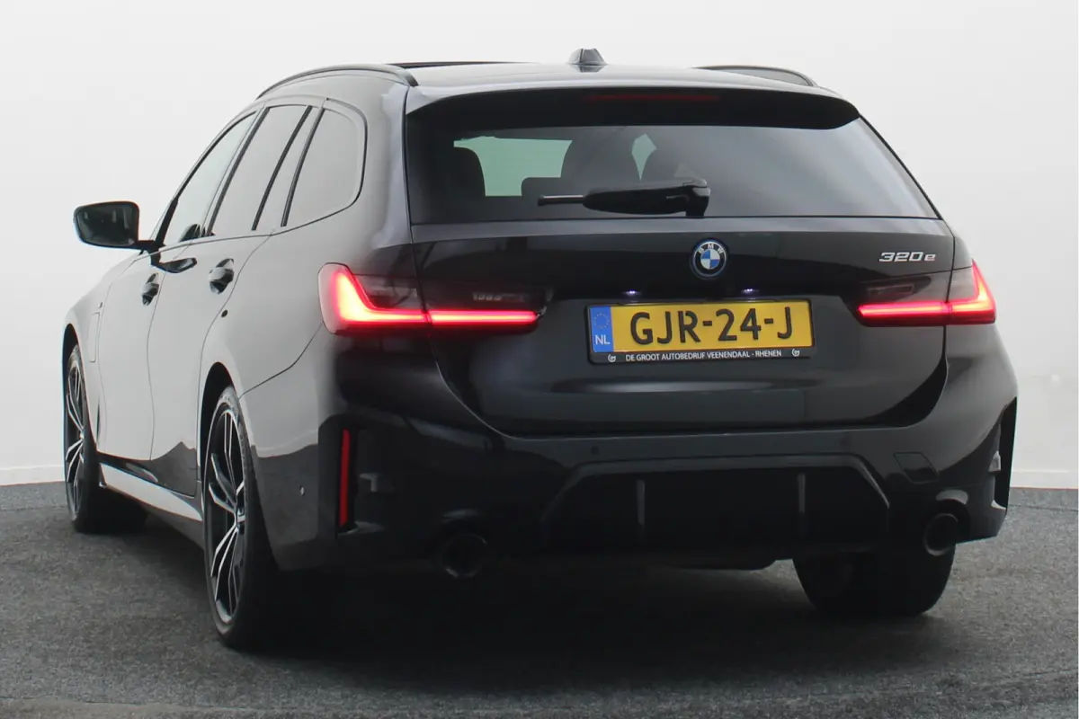 320e Leer, Panoramadak, ACC, Camera, Verwarmd Stuurwiel, LED, Apple Carplay, 19''
