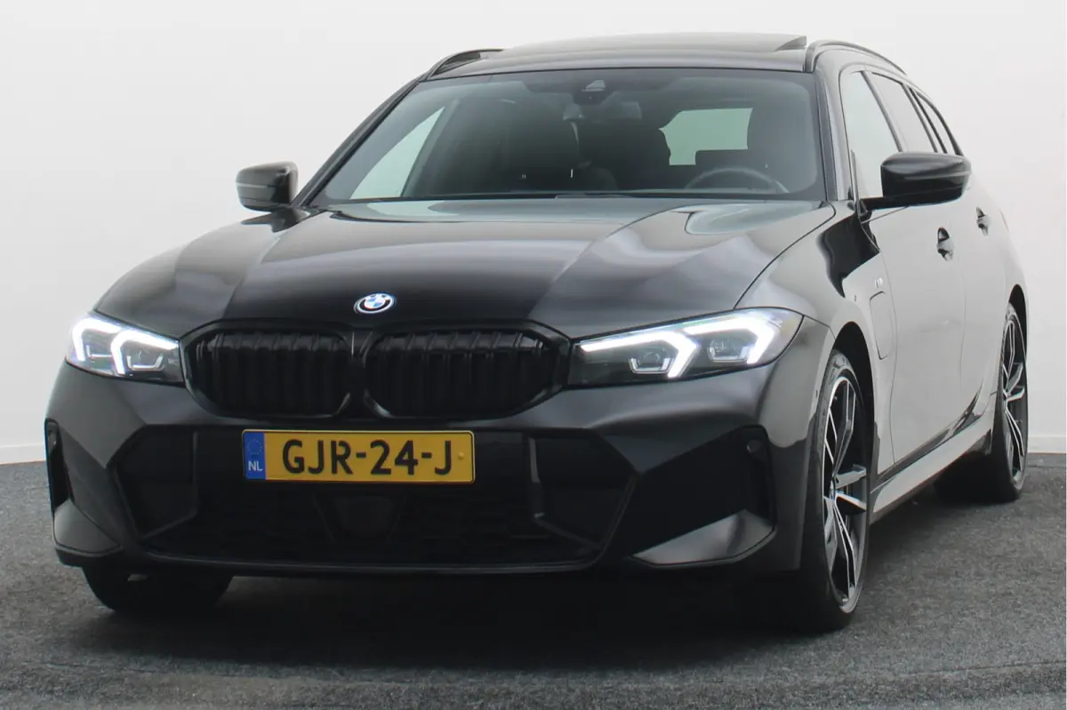 320e Leer, Panoramadak, ACC, Camera, Verwarmd Stuurwiel, LED, Apple Carplay, 19''