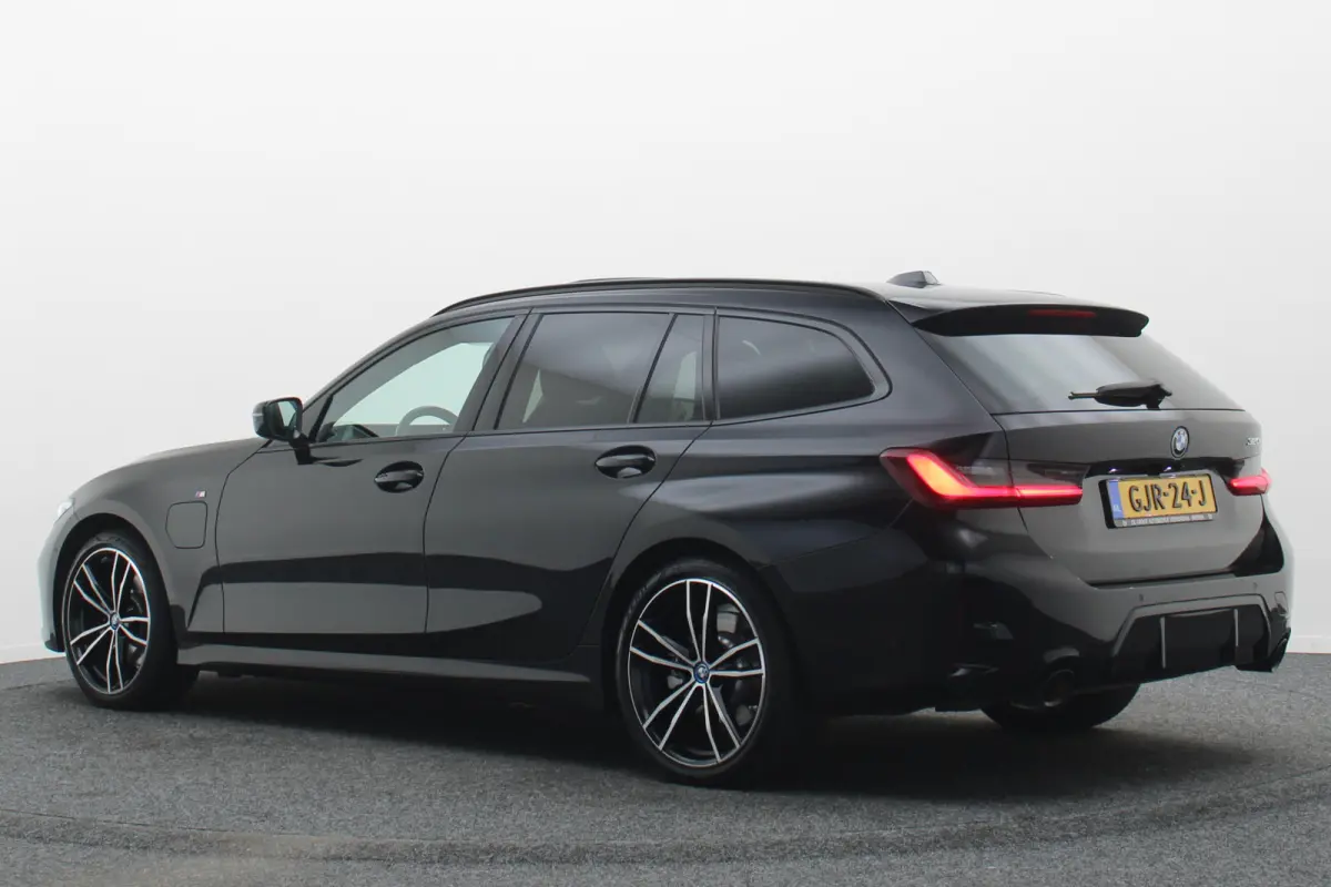 320e Leer, Panoramadak, ACC, Camera, Verwarmd Stuurwiel, LED, Apple Carplay, 19''