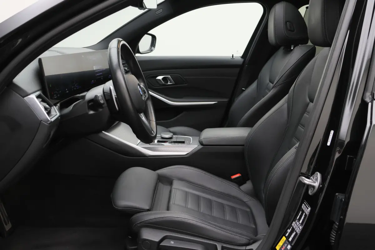 320e Leer, Panoramadak, ACC, Camera, Verwarmd Stuurwiel, LED, Apple Carplay, 19''
