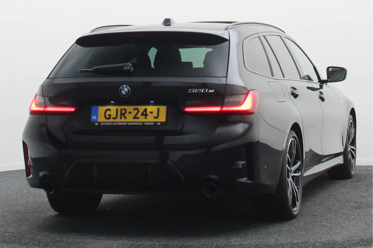 320e Leer, Panoramadak, ACC, Camera, Verwarmd Stuurwiel, LED, Apple Carplay, 19''