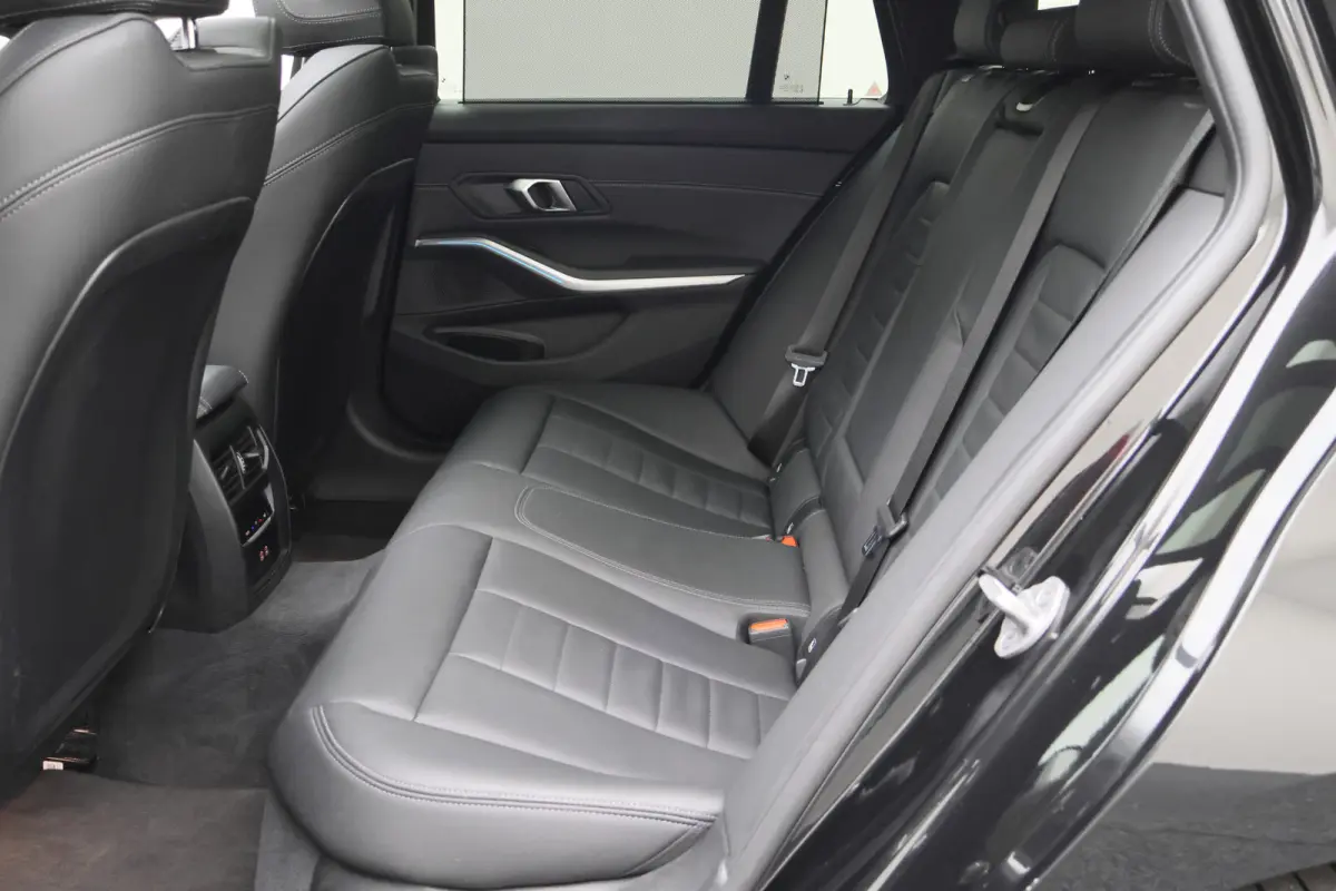 320e Leer, Panoramadak, ACC, Camera, Verwarmd Stuurwiel, LED, Apple Carplay, 19''